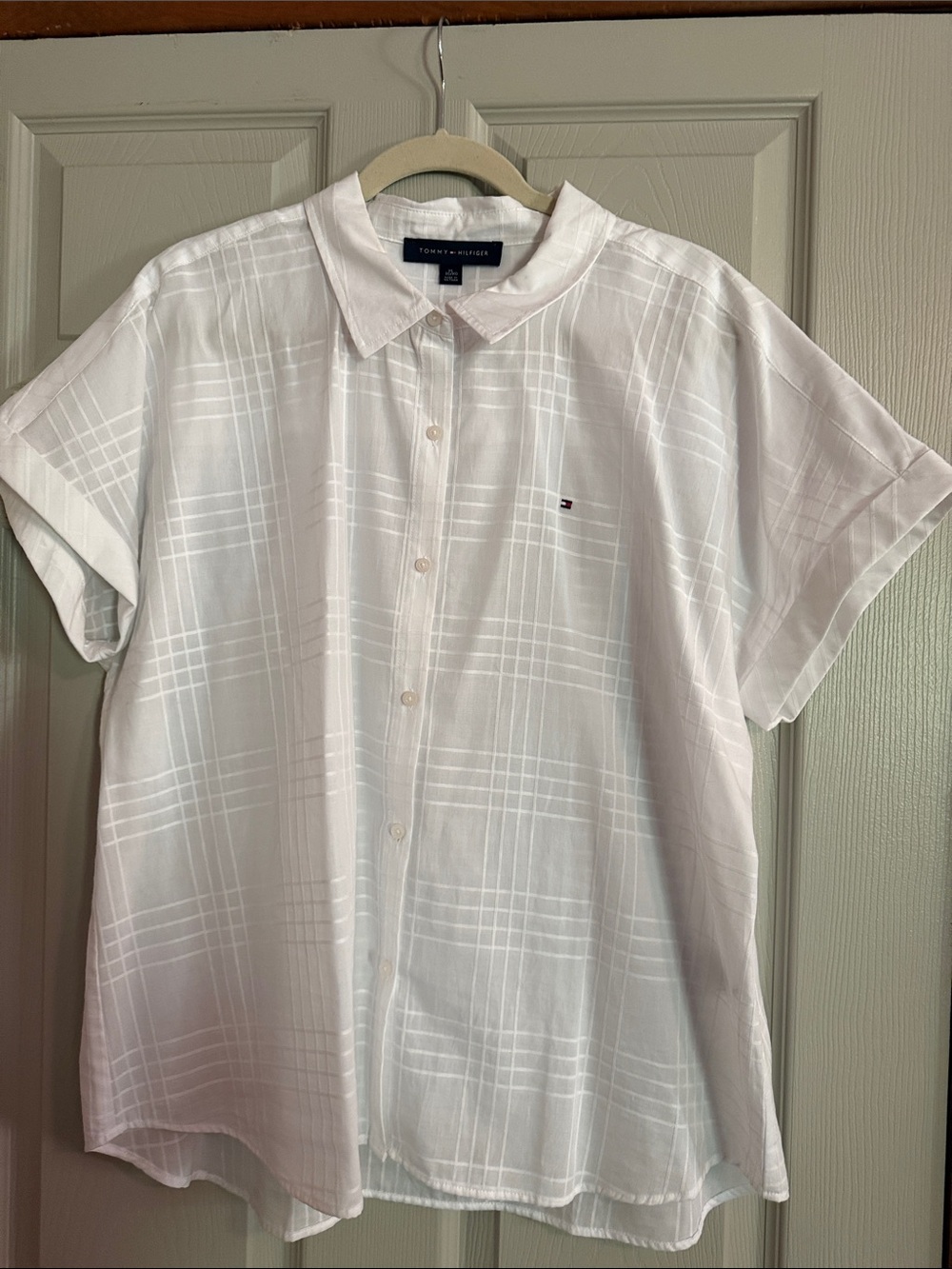 Tommy Hilfiger White Short-Sleeve Button-Down Shirt with Subtle Plaid